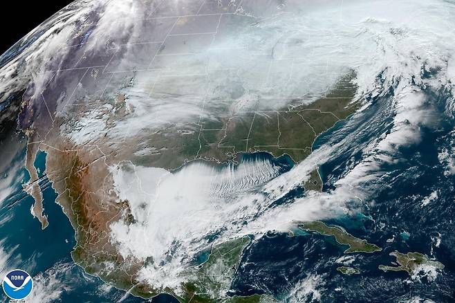 23일 위성이 찍은 북 아메리카 모습. 북극한파와 겨울 눈폭풍 블리자드가 대륙을 덮고 있다./NOAA/AP 연합뉴스