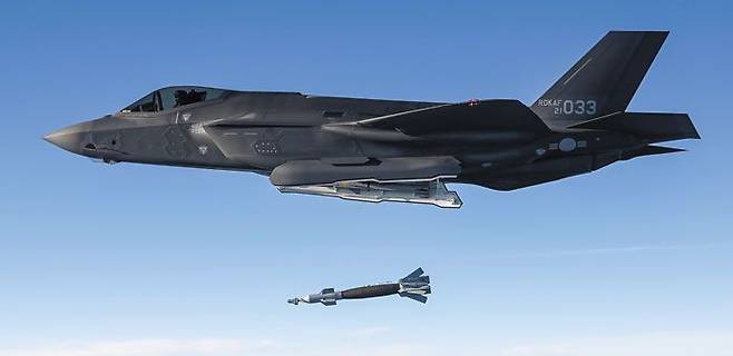 정밀유도탄 투하하는 F-35A - 지난 11월 18일 강원도 필승사격장에서 한국 공군의 F-35A가 정밀유도폭탄 GBU-12를 투하하고 있다. 한국 공군과 미 공군은 이날 북한의 대륙간탄도미사일(ICBM) 발사에 대응해 한국 공군 F-35A 4대, 미 공군 F-16 4대를 동원해 연합 훈련을 했다. /합동참모본부