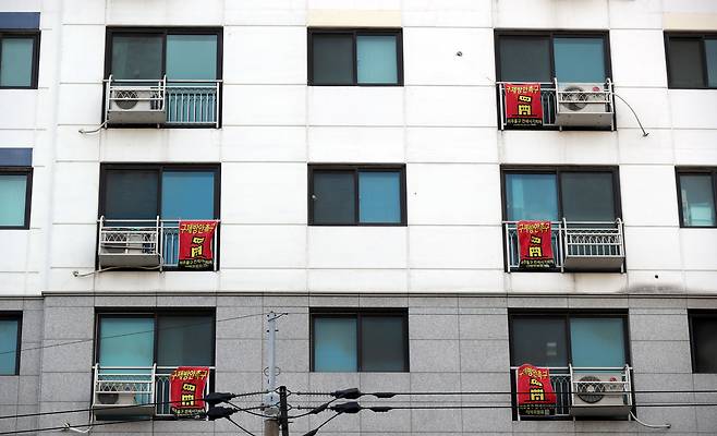 지난 23일 오후 전세 사기 피해자들이 속출한 것으로 알려진 인천시 미추홀구 모 아파트 창문에 구제 방안을 촉구하는 현수막이 걸려 있다./연합뉴스