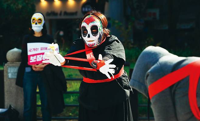 2022년 10월29일 낮 서울 종로 보신각 앞에서 열린 ‘제2회 친족성폭력피해자 생존기념축제’에서 참가자들이 행위극을 하고 있다. 한겨레 박종식 기자
