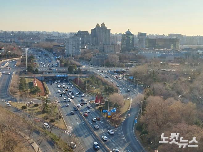 코로나에서 점차 회복돼 차량들이 늘고 있는 베이징 시내 모습. CBS 안성용 특파원