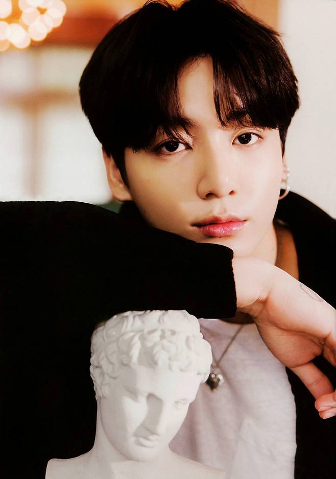 방탄소년단 정국, 스포티파이 계정 韓가수 최단 7억 스트리밍 '大기록'