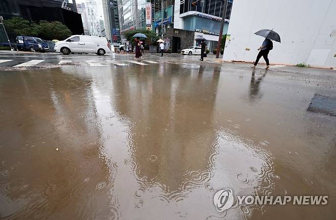빗물 고인 강남역 도로 [연합뉴스 자료사진]