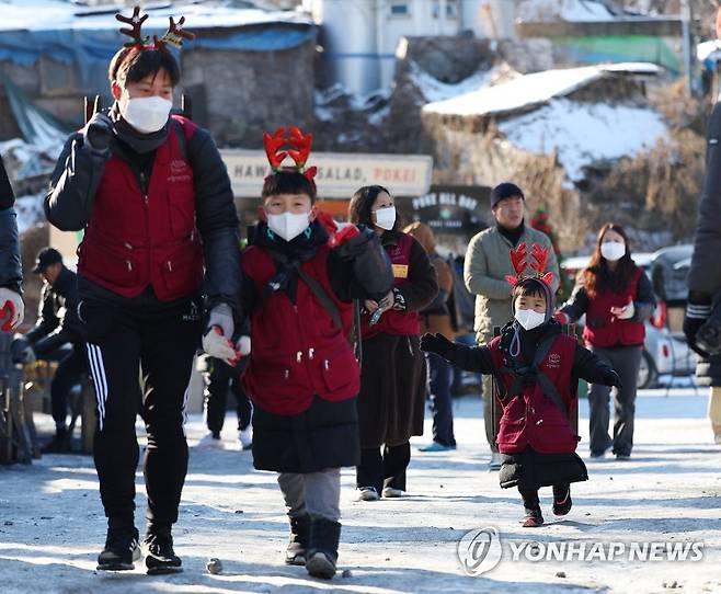 연말 따뜻한 나눔 실천하는 자원봉사자들 (서울=연합뉴스) 김도훈 기자 = 크리스마스이브인 24일 오전 서울 노원구 중계동 백사마을에서 열린 연탄은행 연탄나눔 행사에서 자원봉사자들이 연탄을 옮기고 있다. 2022.12.24 superdoo82@yna.co.kr