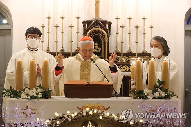 기쁘다 구주 오셨네 (아산=연합뉴스) 이주형 기자 = 교황청 성직자부 장관 유흥식 추기경이 24일 오후 충남 아산 천주교 공세리 성당에서 성탄전야 미사를 집전하고 있다. 2022.12.24 coolee@yna.co.kr
