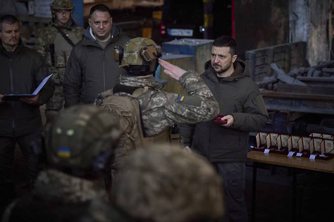 20일(현지시간) 우크라이나 전쟁 최격전지인 동부 바흐무트를 방문한 젤렌스키 대통령의 모습 [AP]