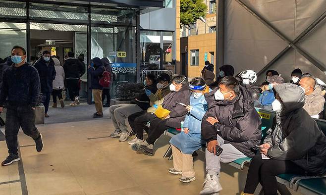 지난 23일 중국 상하이 창닝구의 한 병원 발열진료소에서 시민들이 진료를 기다리고 있다. 상하이=AFP연합뉴스