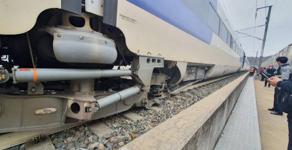 지난 1월 5일 오후 서울에서 부산역으로 가던 KTX-산천 열차가 충북 영동터널 인근에서 탈선한 채 멈춰 있다. 연합뉴스