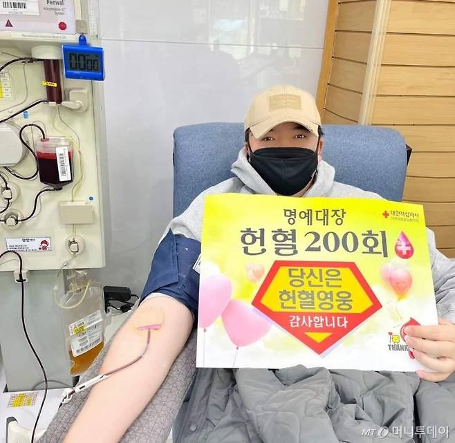 23일 오전 세종시의 한 헌혈카페. 이날 헌혈 200회를 달성한 박민석씨(48)가 인증 사진을 찍고 있는 모습./ 사진=박민석씨 제공