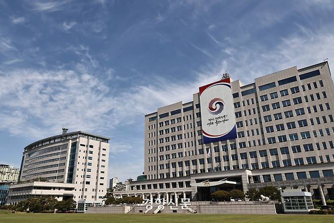 윤석열 제20대 대통령의 공식 임기가 시작된 지난 5월10일 서울 용산 대통령 집무실에 태극기와 함께 봉황기가 게양됐다. 대통령실사진기자단
