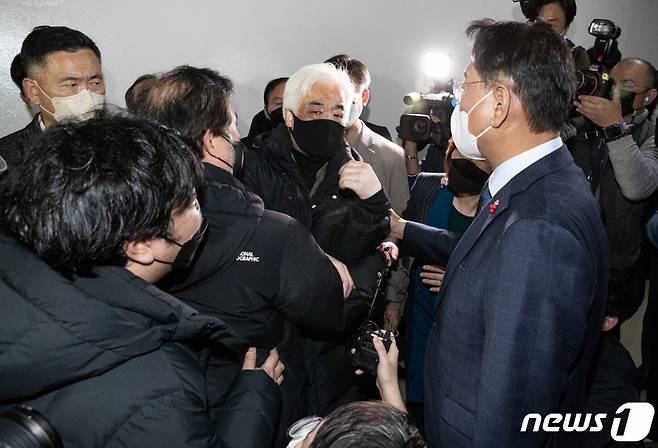 (서울=뉴스1) 이재명 기자 = 이종철 10·29 이태원 참사 유가족협의회 대표가 27일 서울 여의도 국회에서 열린 용산 이태원 참사 진상규명과 재발방지를 위한 국정조사특별위원회 전체회의에서 김교흥 더불어민주당 간사와 대화를 하고 있다. 2022.12.27/뉴스1 Copyright (C) 뉴스1. All rights reserved. 무단 전재 및 재배포 금지.