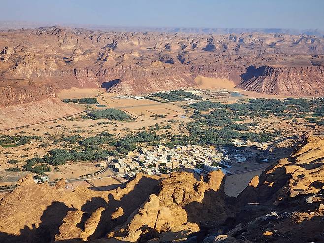 알울라 일대를 내려다보는 하라트 전망대의 탁 트인 조망. 가운데 오아시스가 보인다.