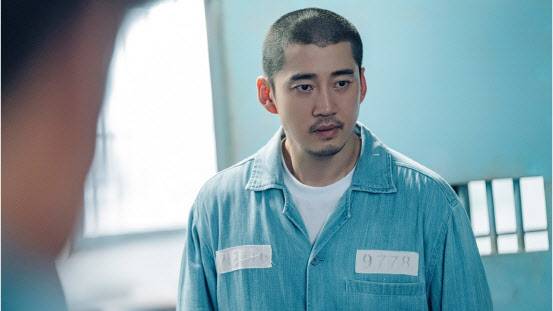 드라마 크라임에서 삭발한 채 수형자를 연기한 배우 윤계상씨.(사진=제작사)