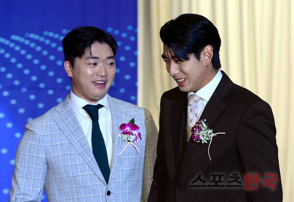 고우석(왼쪽)과 이정후. ⓒ스포츠코리아