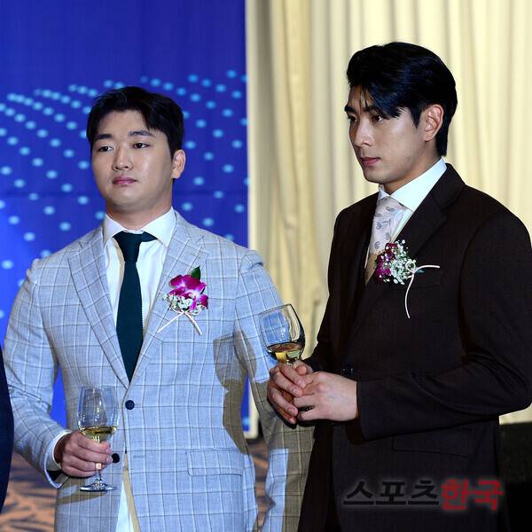 고우석(왼쪽)과 이정후. ⓒ스포츠코리아