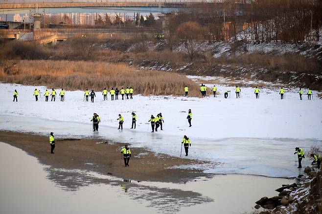 택시기사를 살해한 30대 남성이 지난 8월 전 여자친구를 살해해 시신을 유기했다고 지목한 경기 파주시 공릉천 주변에서 경찰이 수색을 벌이고 있다. /뉴스1
