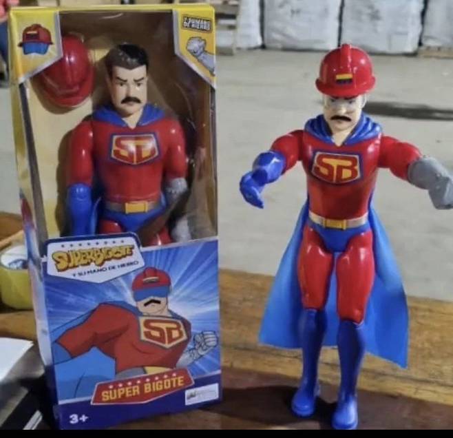 남미 베네수엘라 정부가 지난 25일 성탄절을 기념해 전국 어린이들에게 무료 배포한 것으로 알려진 니콜라스 마두로 대통령을 본뜬 인형./트위터