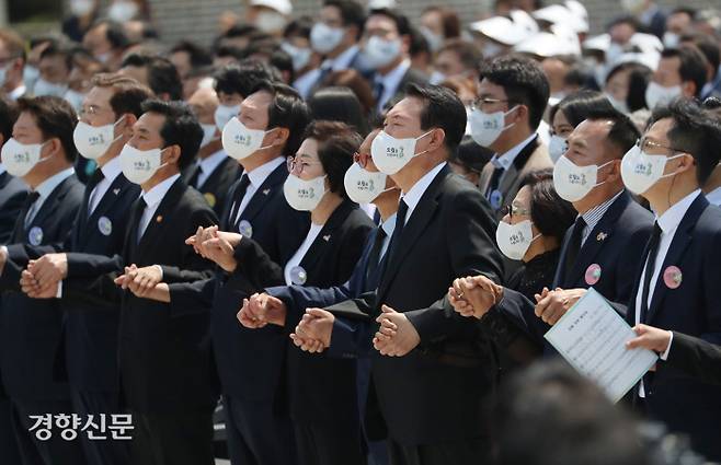 윤석열 대통령이 지난 5월18일 광주 북구 국립5·18민주묘지에서 열린 42주년 5·18민주화운동 기념식에 참석해 ‘님을 위한 행진곡’을 제창하고 있다. 경향신문 자료사진