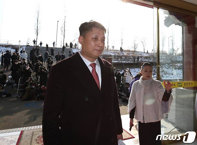 중국 '비밀 경찰서' 운영 의혹을 받는 중식당 동방명주 대표 왕해군 씨가 29일 서울 송파구 동방명주 앞에서 의혹과 관련한 입장 발표를 마친 뒤 내부로 들어가고 있다. 2022.12.29/뉴스1 ⓒ News1 김민지 기자