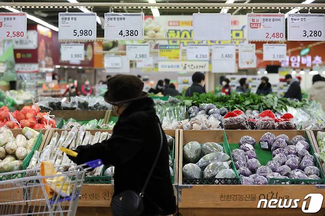 11일 서울 시내의 한 대형마트에서 시민들이 장을 보고 있다. 2022.12.11/뉴스1 ⓒ News1 이승배 기자