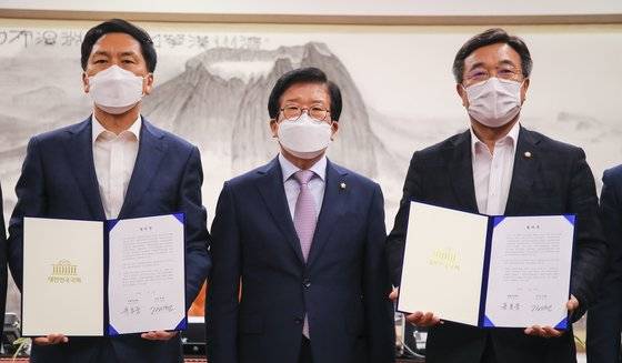 지난해 7월 23일 박병석 국회의장(가운데)과 더불어민주당 윤호중 원내대표(오른쪽), 국민의힘 김기현 원내대표 등 양당 원내대표단이 상임위원장 배분에 합의후 합의문을 읽고 있다. 임현동 기자