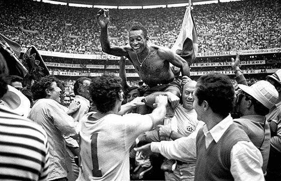 1970년 멕시코월드컵에서 브라질의 우승을 이끌고 환호하는 펠레. AP=연합뉴스