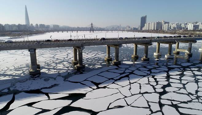 영하 기온의 한파가 이어지는 가운데 지난 28일 서울 광나루한강공원 일대 한강이 새벽 중부지방에 내린 눈으로 하얗게 덮여 있다. 연합뉴스
