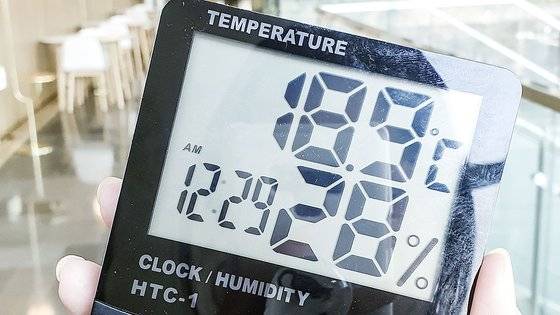 지난 27일 오전 기자가 찾은 서울시청 6층 입구는 창가 인근에서도 18.9도를 기록했다. 6층은 시장실과 부시장실(행정1·2부시장), 시장 특별 보좌관인 정무특보·정책특보·민생특보 등 고위공무원들의 집무실이 있는 곳이다. 서울시청 1층은 17.3도를 유지했다. 김정민 기자