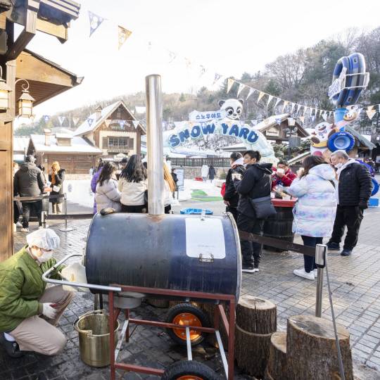 '손 시릴 땐 군고구마' : 에버랜드 스노우월드 옆 핫푸드존에서 관람객들이 군고구마와 오뎅을 먹으며 몸을 녹이고 있다. 에버랜드 제공