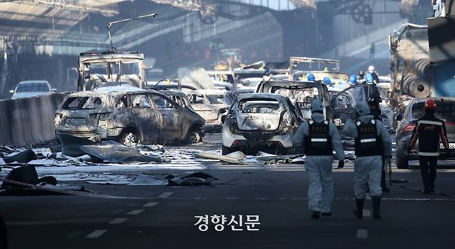 5명의 사망자가 발생한 경기 과천시 제2경인고속도로 북의왕IC 인근 방음터널 화재 현장에서 30일 경찰과 소방, 국과수 등 관계자들이 합동감식을 하고 있다. 권도현 기자