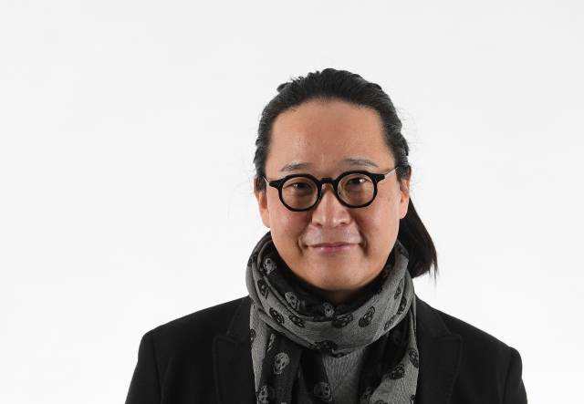 하나로 묶은 긴 머리, 동그란 검은 뿔테 안경이 송길영 바이브컴퍼니 부사장의 트레이드마크다. 예능 ‘놀면 뭐하니?’에서 가수 김종민이 그의 헤어스타일과 안경을 따라 하며 ‘영길’이라는 부캐로 등장하기도 했다. 김지훈 기자