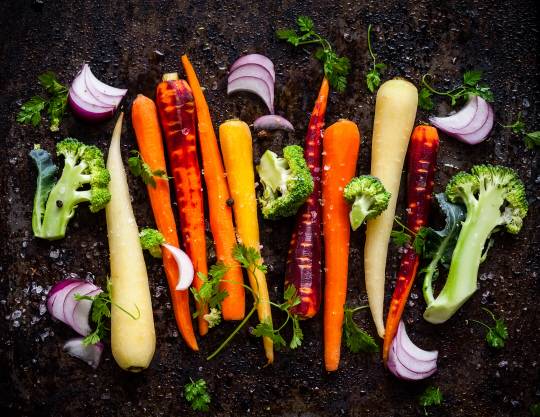 익힌 야채 야채도 열을 가하면 셀룰로오스의 벽돌 구조가 느슨해지면서 수분이 외부로 배출되고 부드러운 식감을 갖게 된다. 게티이미지