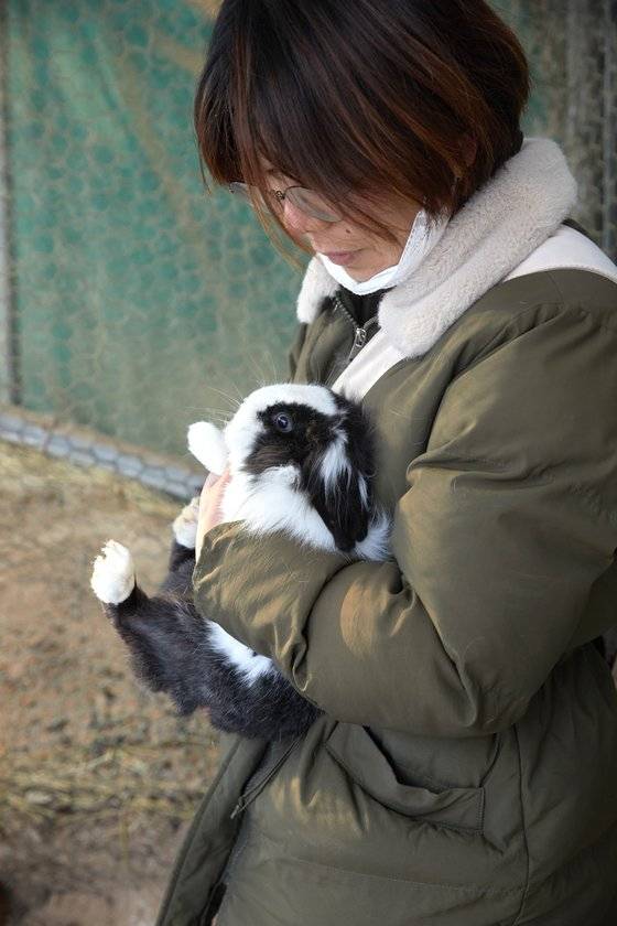 토끼의 건강 상태를 확인하는 김지수 활동가.