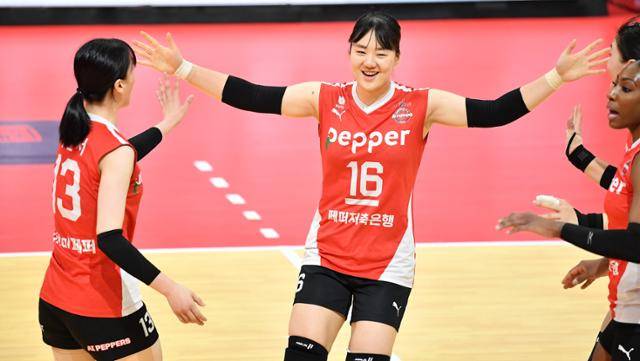페퍼저축은행 이한비(16번)가 지난해 12월 28일 광주 페퍼스타디움에서 열린 2022~23 V리그 기업은행과의 경기에서 득점한 후 환호하고 있다. KOVO 제공