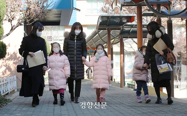 2023학년도 초등학교 예비소집일인 4일 서울 마포구 염리초등학교에 예비 초등학생과 학부모가 입학 안내를 받고 학교를 나서고 있다. /한수빈 기자