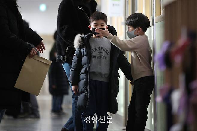 2023학년도 초등학교 예비소집일인 4일 서울 마포구 염리초등학교에 예비 초등학생들이 교실을 둘러보고 있다. /한수빈 기자