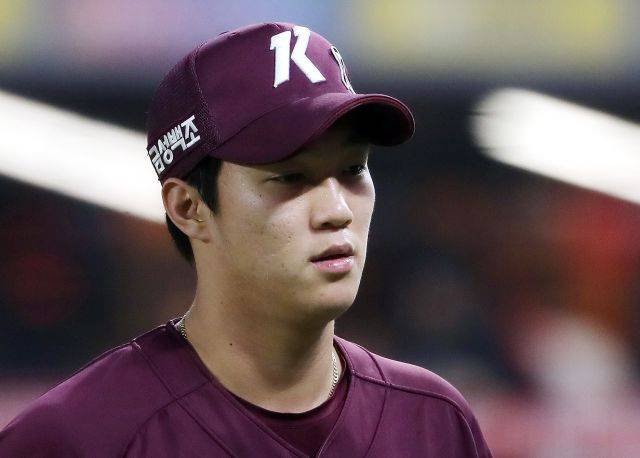 키움 히어로즈 선발투수 안우진이 지난해 11월 1일 인천 미추홀구 SSG랜더스필드에서 열린 2022시즌 프로야구 한국시리즈 1차전 2회말에 실점한 뒤 아쉬운 표정을 짓고 있다. 연합뉴스