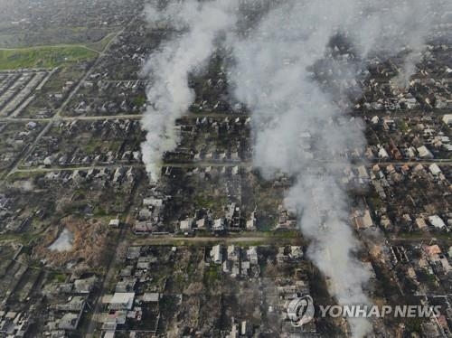 러시아의 포격을 받아 연기에 휩싸인 우크라이나 바흐무트. [사진출처 = 연합뉴스]