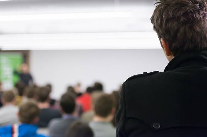 조부상 당한 학생의 출석을 인정하지 않겠다던 한 사립대 교수가 반려견 임종을 지킨다며 휴강해 논란이 됐다. 사진은 기사 내용과 무관함. /사진=이미지투데이