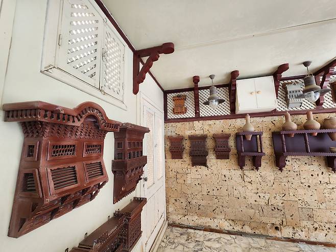 알발라드 목재 발코니 즉 ‘라와신’(Rawashin)의 다양한 견본 미니어처들