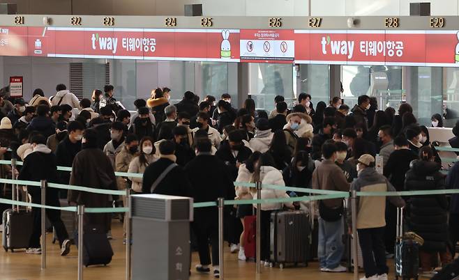 연말인 지난달 30일 오전 인천국제공항 제1터미널 출국장이 여행객들로 붐비고 있다. [연합]