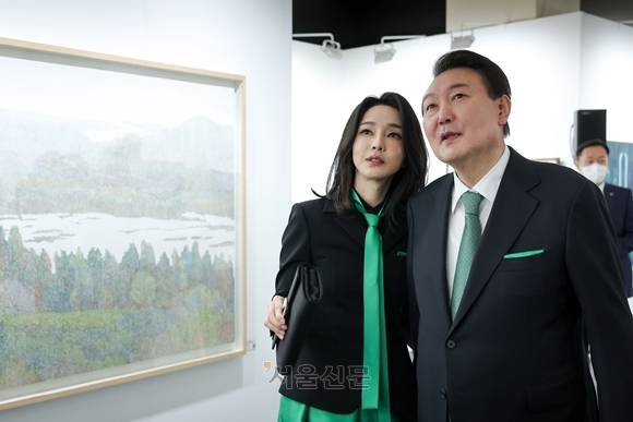 4일 서울 예술의전당에서 열린 2023 문화예술인 신년인사회에 참석한 윤석열 대통령과 김건희 여사가 전시된 작품을 관람하고 있다. 2023.1.4 대통령실제공