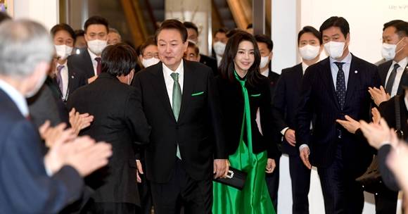 4일 서울 예술의전당에서 열린 2023 문화예술인 신년인사회에 참석한 윤석열 대통령과 김건희 여사가 행사장으로 들어서고 있다. 2023.1.4 대통령실사진기자단 (서울신문 박지환)