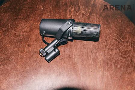 ‘Gene’s song’을 작업할 때 식초에 담갔던 슈어 SM7B 마이크.