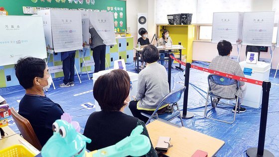 제8회 전국동시지방선거 투표일인 지난해 6월1일 오전 충남 논산시 연산초등학교에 마련된 제1투표소에서 유권자들이 소중한 한 표를 행사하고 있다. 중앙포토
