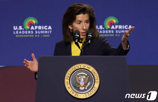 미국 워싱턴에서 개최된 미국-아프리카 정상회의에서 14일(현지시간) 지나 러몬도 미국 상무부 장관이 연설하고 있다. 8년 만에 열린 이번 회의에는 미국과 아프리카의 국가 정상 및 정재계 인사들이 참석했다. ⓒ AFP=뉴스1 ⓒ News1 김성식 기자