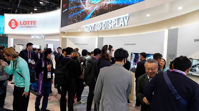 이번 CES 2023에서 최초로 선보인 3D 디스플레이
