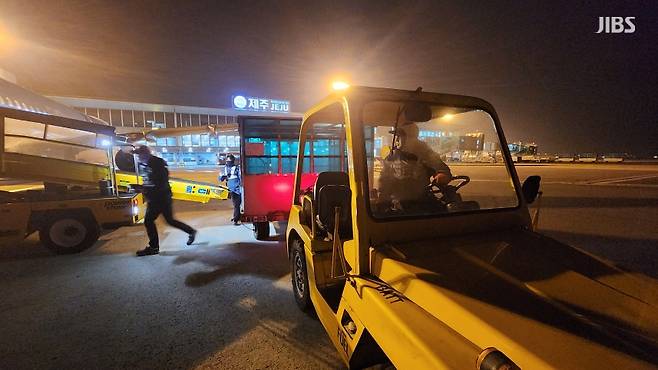 오늘(6일) 새벽 지상조업원들이 이륙 예정인 항공기에 승객들의 수하물을 적재하려고 바삐 움직이는 모습.