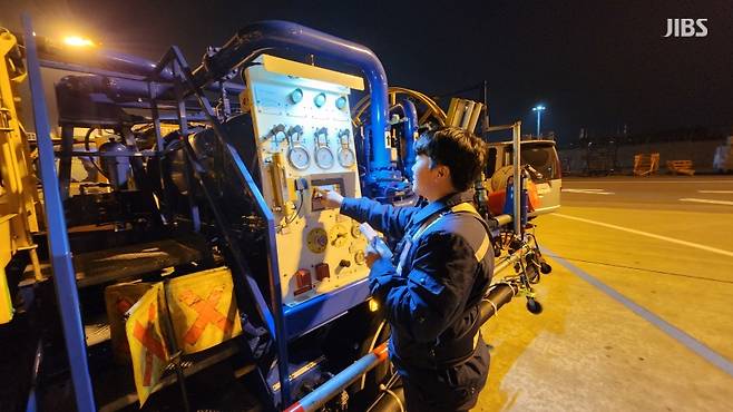 오늘(6일) 새벽 지상조업원이 업무 전 항공기 급유차량을 점검하는 모습.