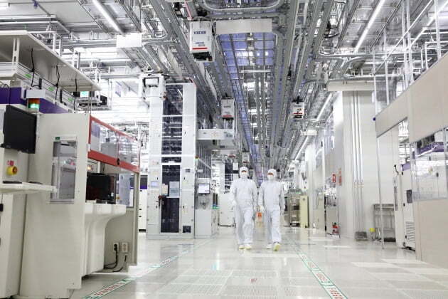 삼성전자 경기 평택 반도체공장 3라인에서 웨이퍼를 실은 자동운반장비(OHT)가 움직이고 있다. 삼성전자 제공